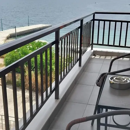 Gianni's 1 By The Sea Apartment *