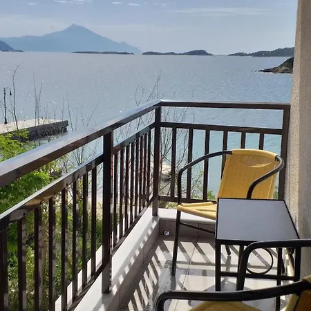 Gianni's 1 By The Sea